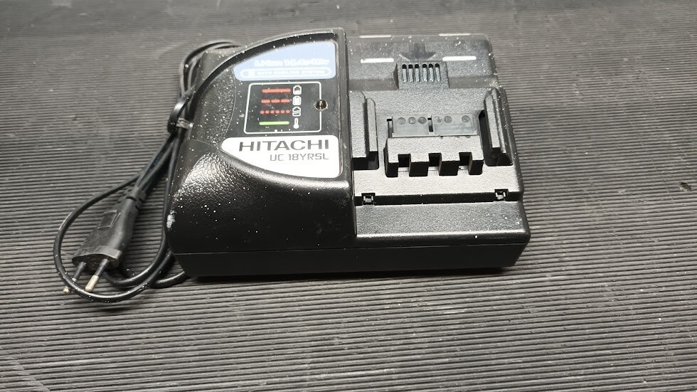 Caricabatterie Hitachi UC 18YRSL - Non Funzionante, Per Parti O Riparazione
