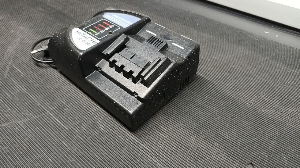 Caricabatterie Hitachi UC 18YRSL - Non Funzionante, Per Parti O Riparazione