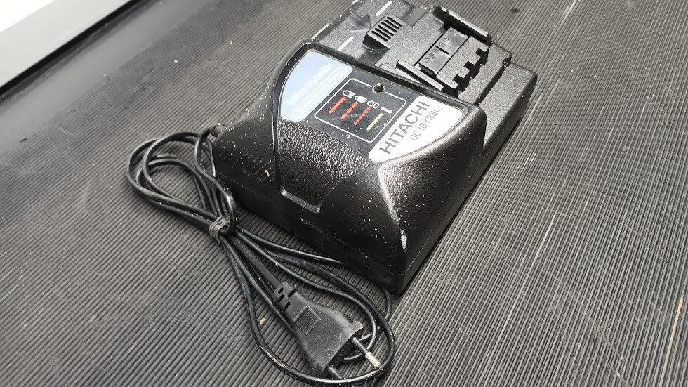 Caricabatterie Hitachi UC 18YRSL - Non Funzionante, Per Parti O Riparazione