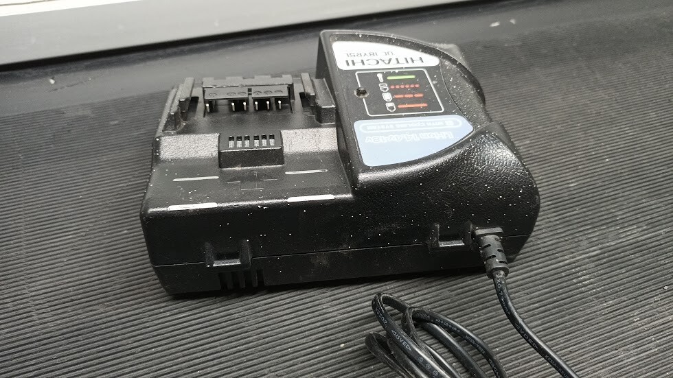 Caricabatterie Hitachi UC 18YRSL - Non Funzionante, Per Parti O Riparazione