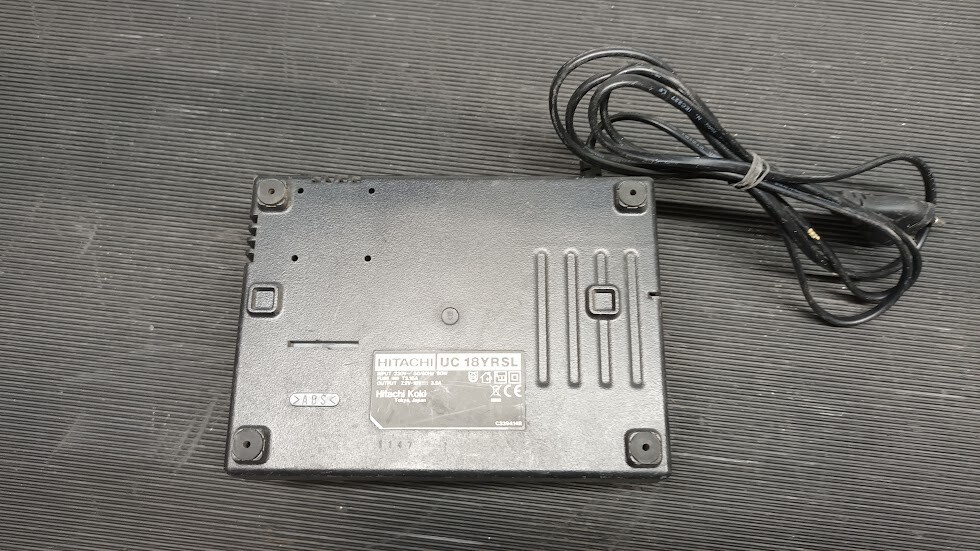 Caricabatterie Hitachi UC 18YRSL - Non Funzionante, Per Parti O Riparazione