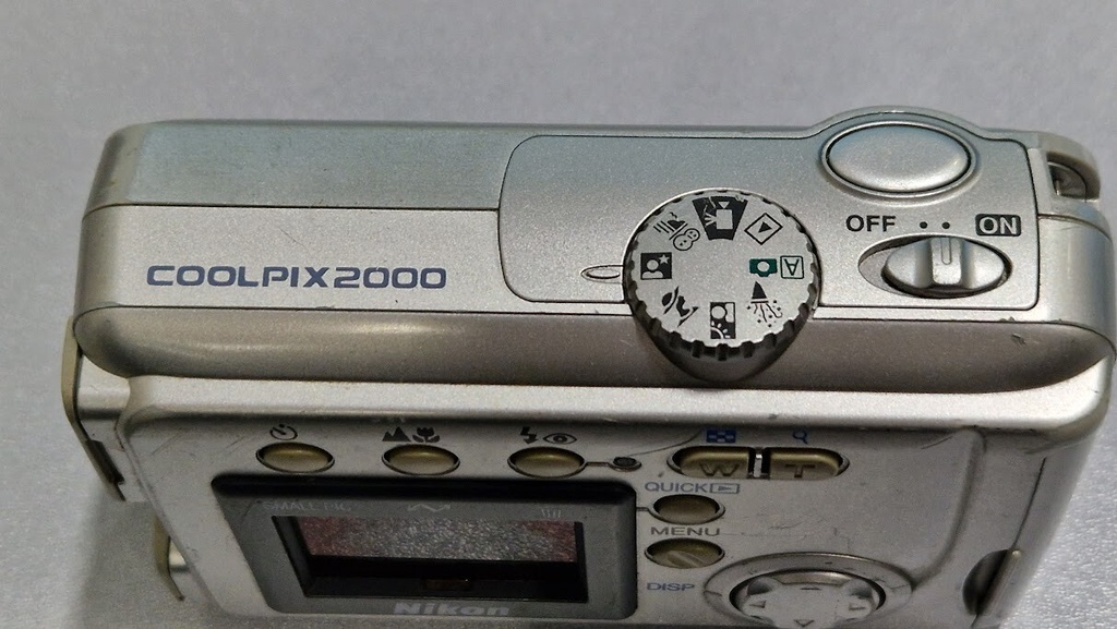 Nikon Coolpix 2000 2 MP 3x Optical Zoom f/2.8 Silver Not Working For Parts