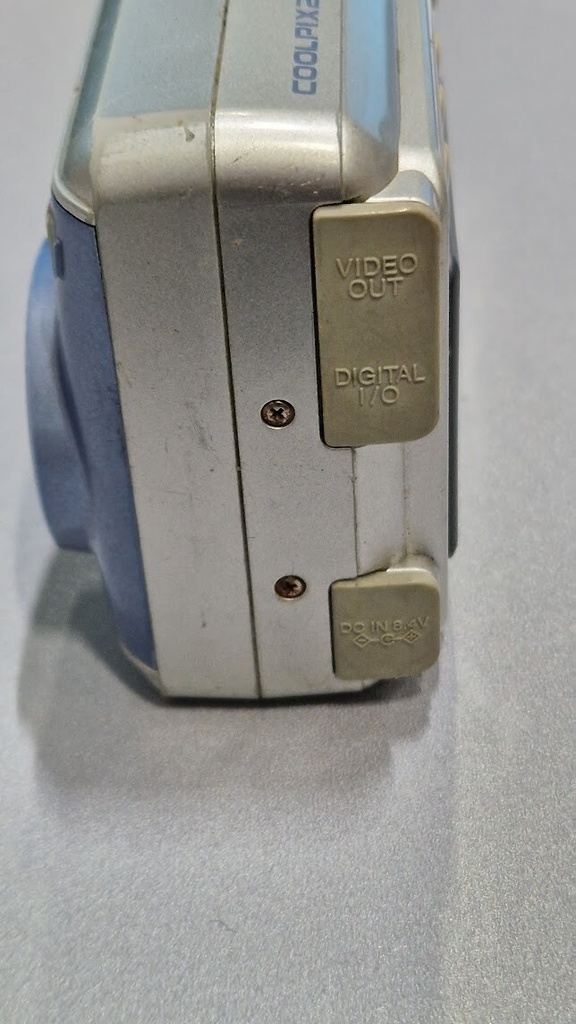 Nikon Coolpix 2000 2 MP 3x Optical Zoom f/2.8 Silver Not Working For Parts
