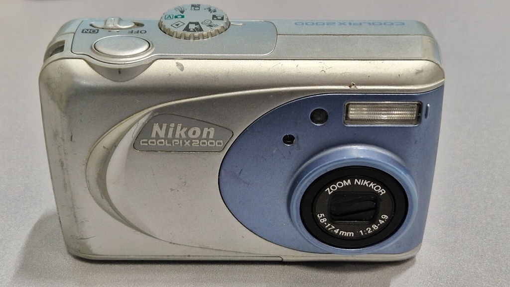 Nikon Coolpix 2000 2 MP 3x Optical Zoom f/2.8 Silver Not Working For Parts