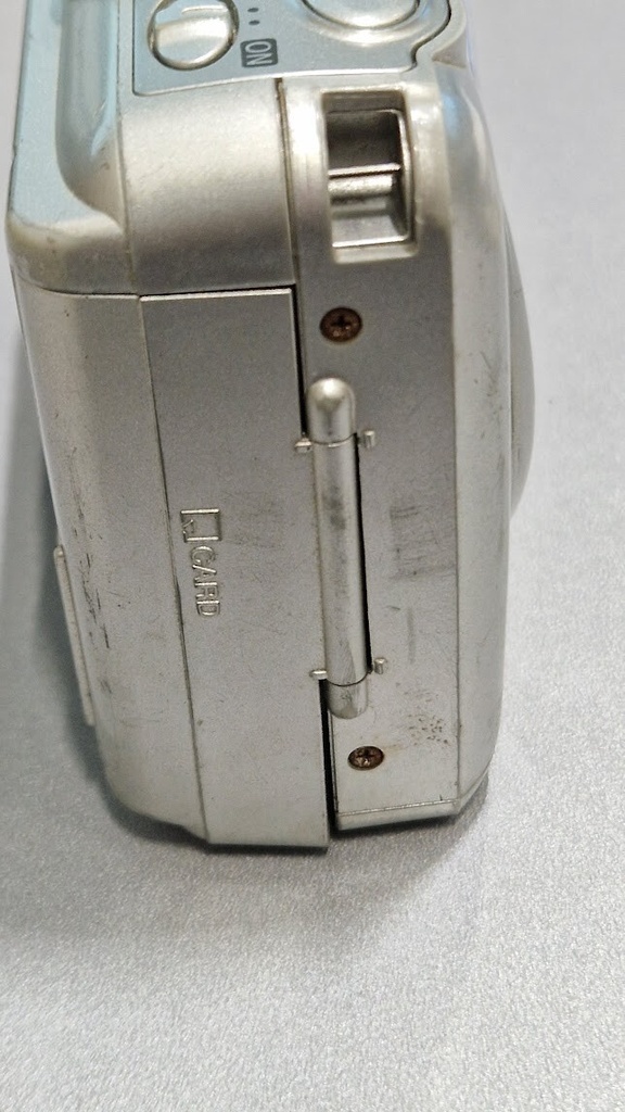 Nikon Coolpix 2000 2 MP 3x Optical Zoom f/2.8 Silver Not Working For Parts