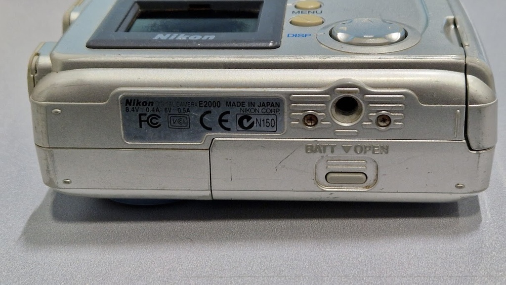 Nikon Coolpix 2000 2 MP 3x Optical Zoom f/2.8 Silver Not Working For Parts