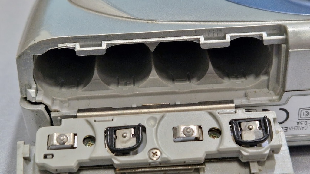 Nikon Coolpix 2000 2 MP 3x Optical Zoom f/2.8 Silver Not Working For Parts