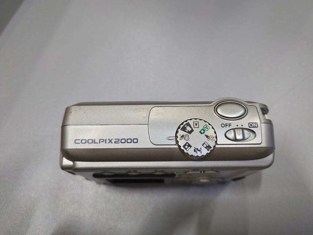 Nikon Coolpix 2000 2 MP 3x Optical Zoom f/2.8 Silver Not Working For Parts