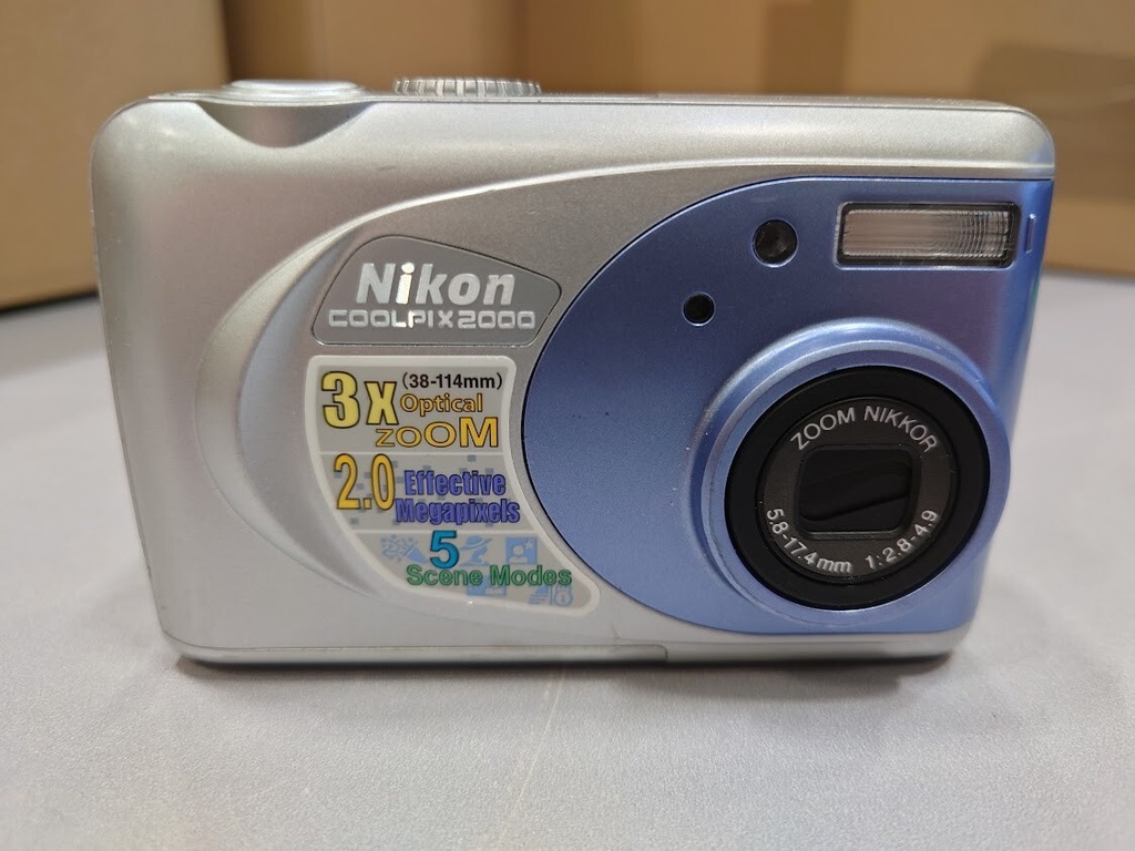 Nikon Coolpix 2000 2 MP 3x Optical Zoom f/2.8 Silver Not Working For Parts