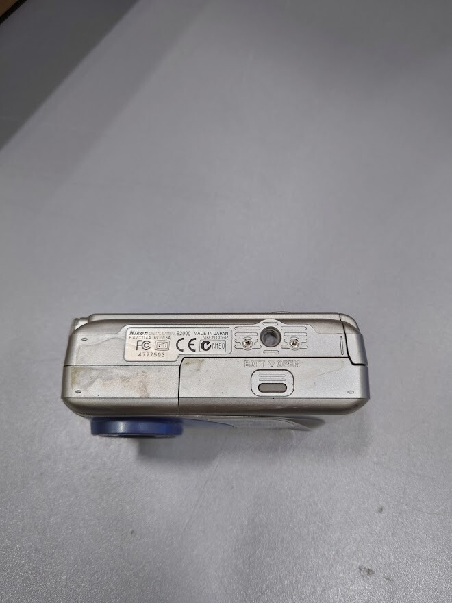 Nikon Coolpix 2000 2 MP 3x Optical Zoom f/2.8 Silver Not Working For Parts