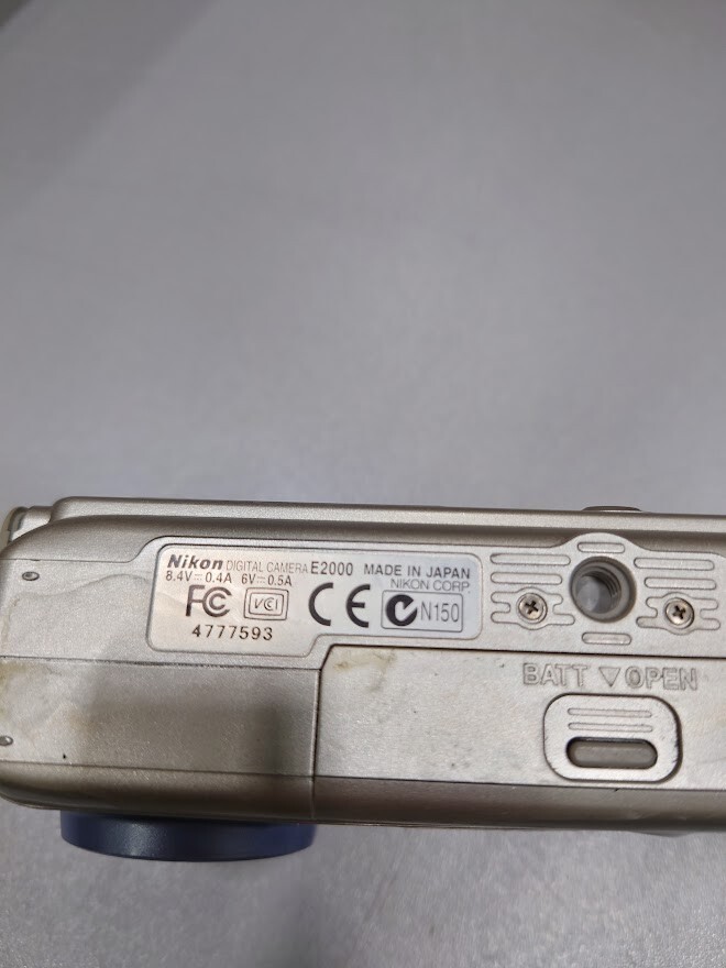 Nikon Coolpix 2000 2 MP 3x Optical Zoom f/2.8 Silver Not Working For Parts