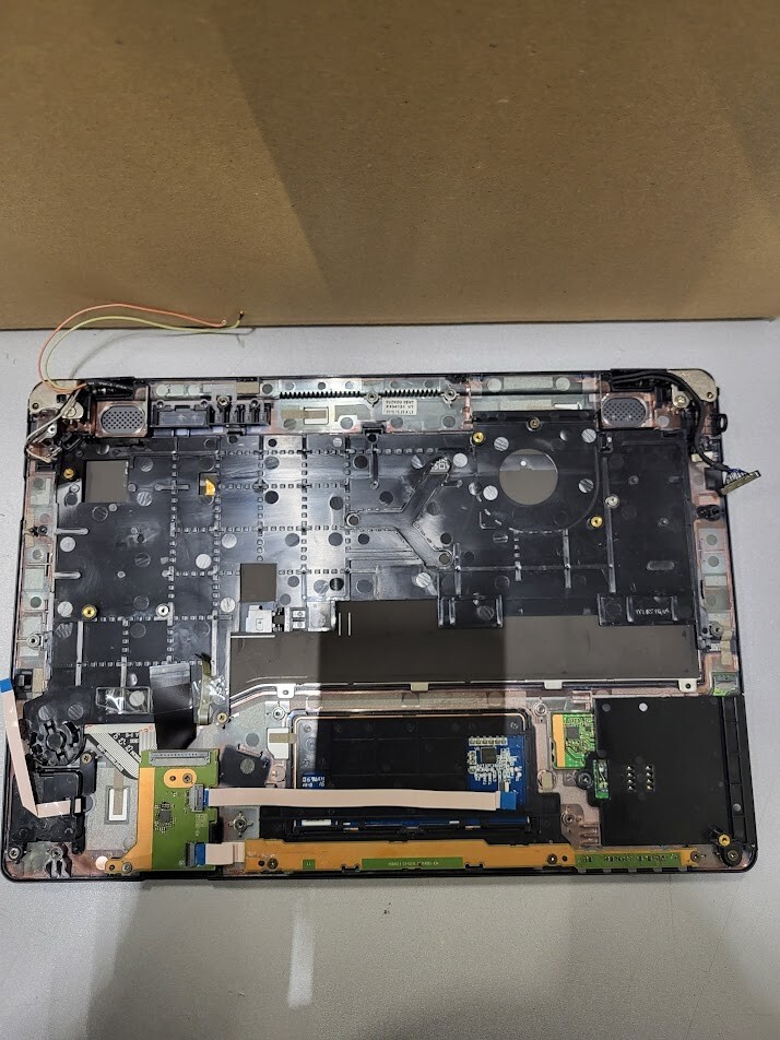 Fujitsu Lifebook U Series Display & Keyboard for Parts – Used Scratched