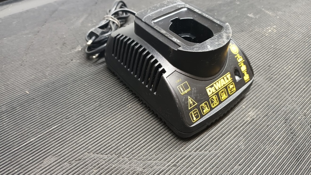 DeWalt DE9118 7.2V-14.4V Charger - Not Working, Scratches & Marks