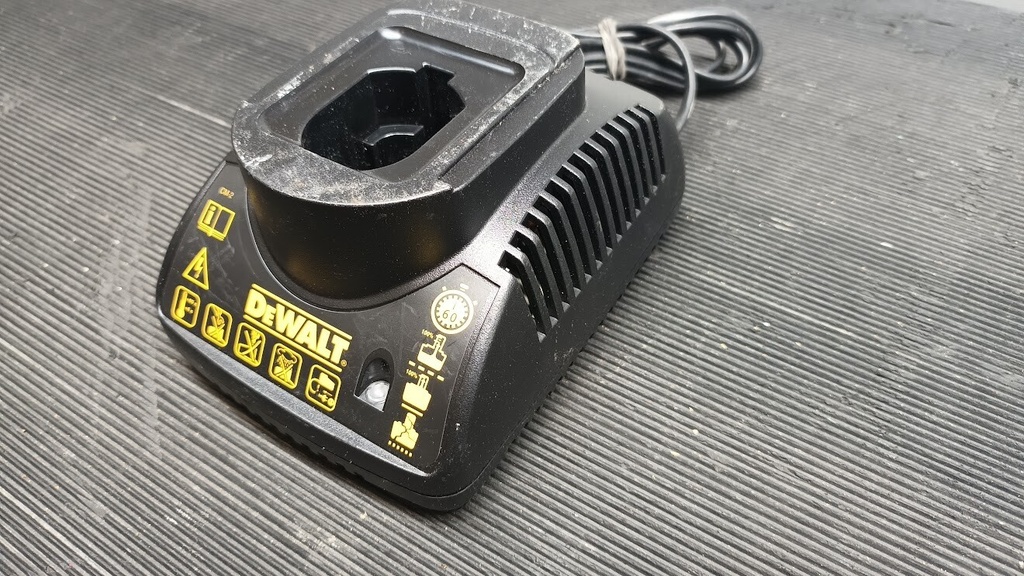 DeWalt DE9118 7.2V-14.4V Charger - Not Working, Scratches & Marks