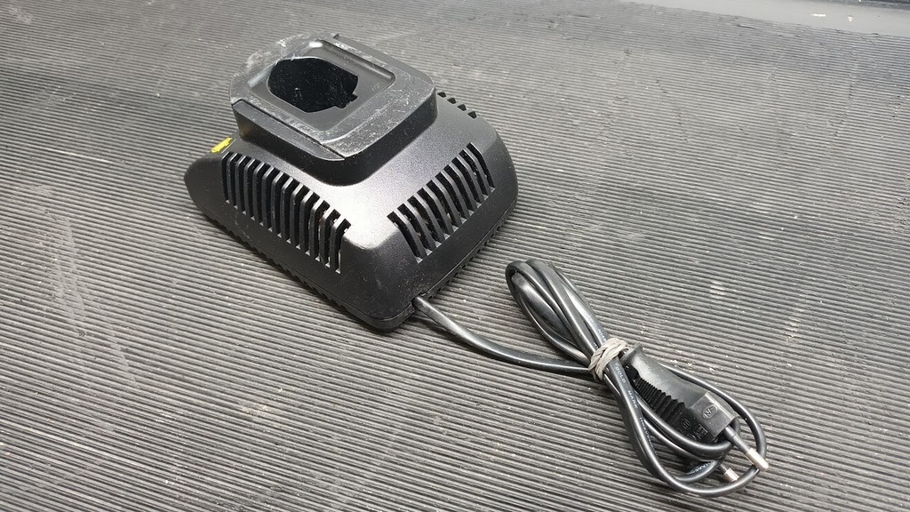 DeWalt DE9118 7.2V-14.4V Charger - Not Working, Scratches & Marks