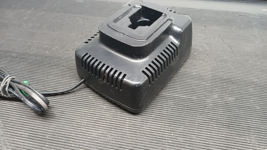 DEWALT DE9116 Battery Charger for NiMH & NiCd Black,  Not Working