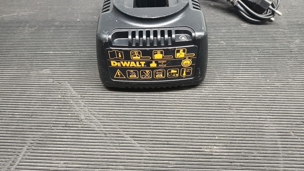 DEWALT DE9116 Battery Charger for NiMH & NiCd Black,  Not Working