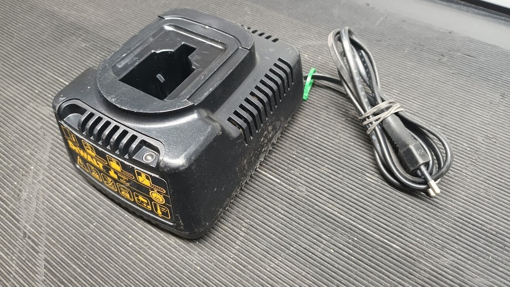 DEWALT DE9116 Battery Charger for NiMH & NiCd Black,  Not Working