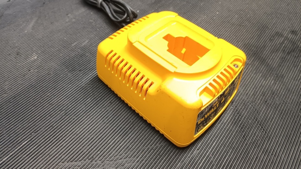 DeWalt DE9130 Charger 7.2V-18V - Not Working, Scratches and Marks