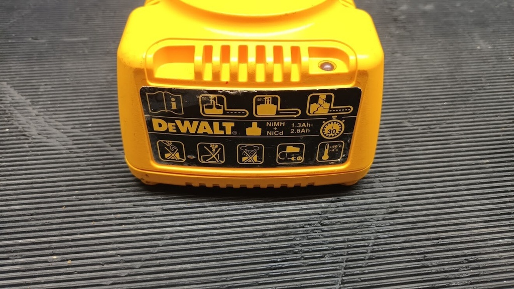 DeWalt DE9130 Charger 7.2V-18V - Not Working, Scratches and Marks