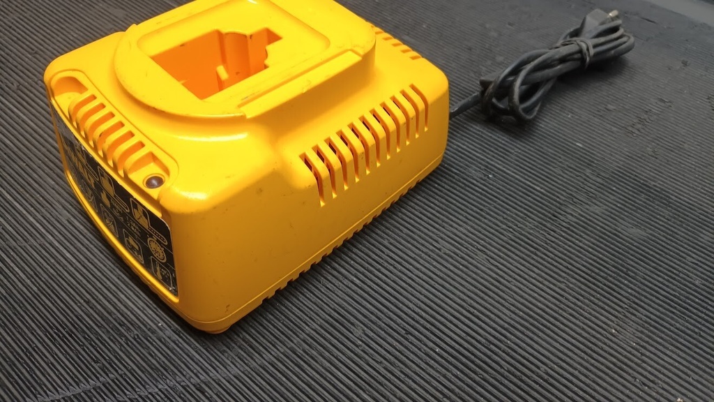 DeWalt DE9130 Charger 7.2V-18V - Not Working, Scratches and Marks