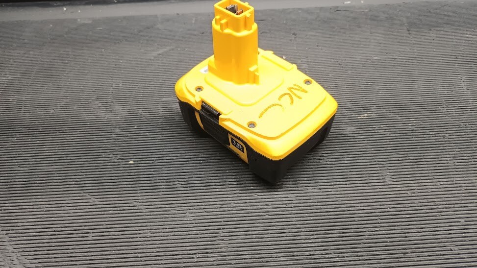 Used DeWalt DE9180 18V XRP Li-Ion Battery - Not Working, Has Scratches And Marks