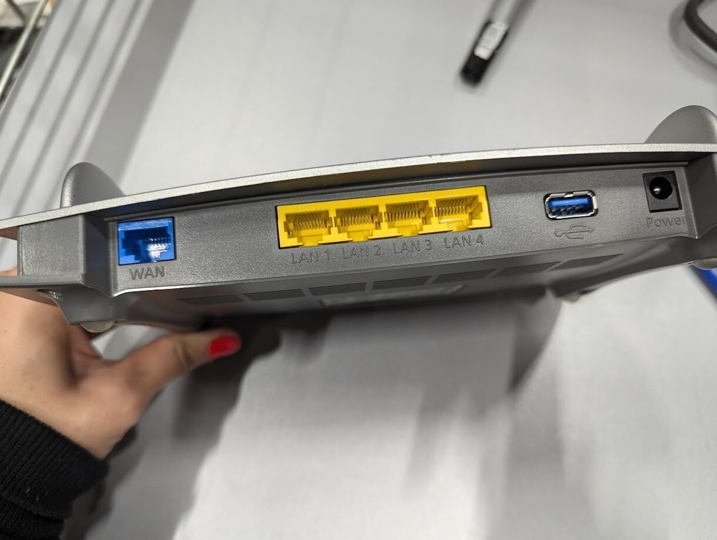 Fritz box 4040 iw Router modem Working No attachments added