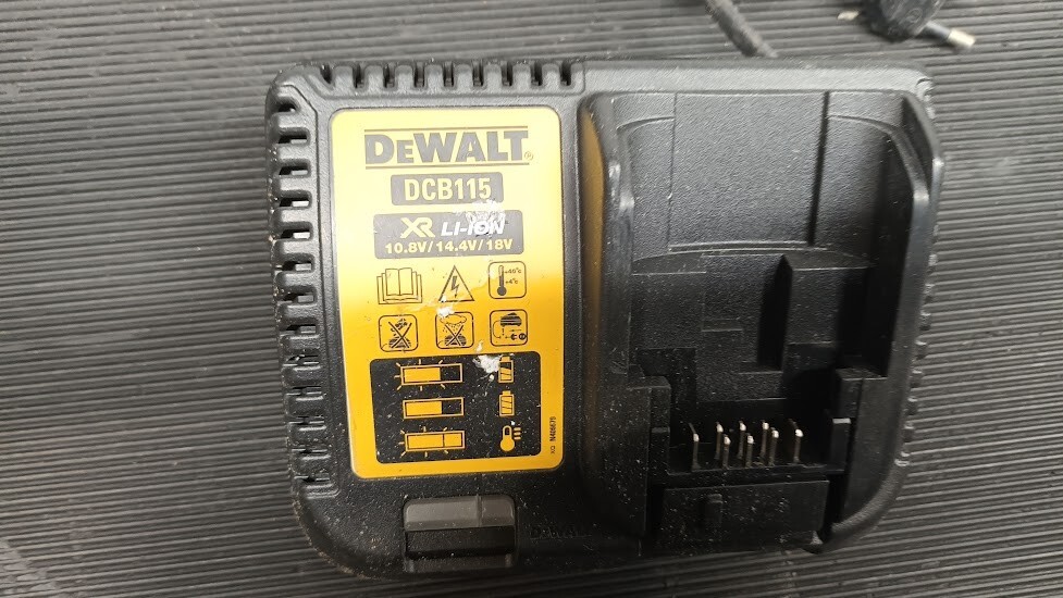 DeWalt DCB115 XR Li-Ion Battery Charger - Not Working, For Parts Or Repair