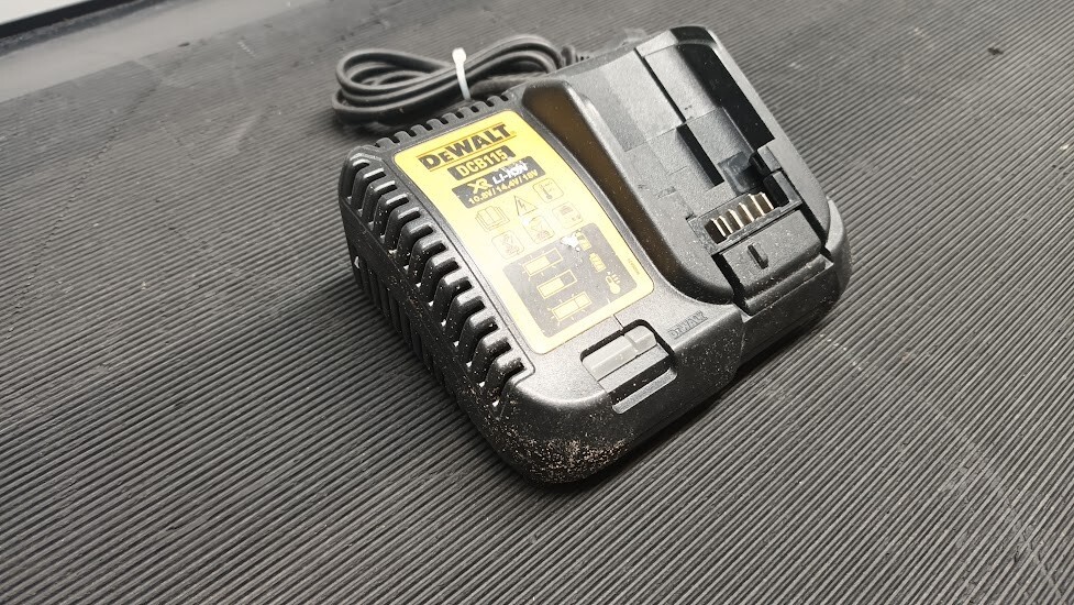 DeWalt DCB115 XR Li-Ion Battery Charger - Not Working, For Parts Or Repair