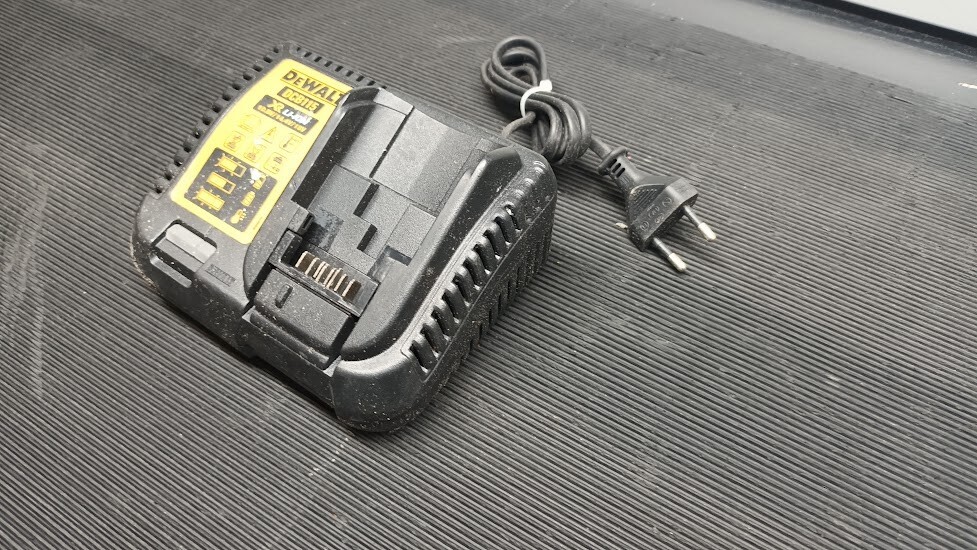 DeWalt DCB115 XR Li-Ion Battery Charger - Not Working, For Parts Or Repair