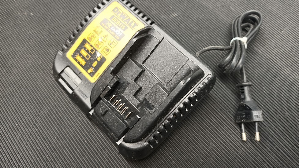 DeWalt DCB115 XR Li-Ion Battery Charger - Not Working, For Parts Or Repair