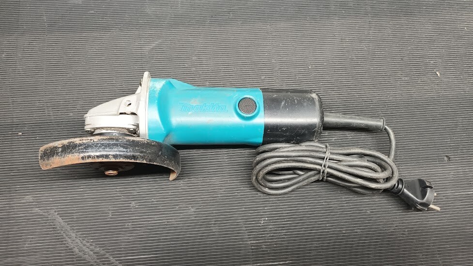 Makita 9525NB Angle Grinder - Used, Not Working, For Parts/Repair