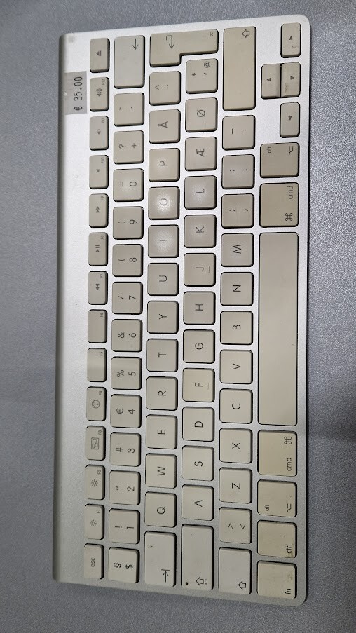 Apple A1255 Wireless Keyboard Rated 4.5V  Bluetooth Used  Working