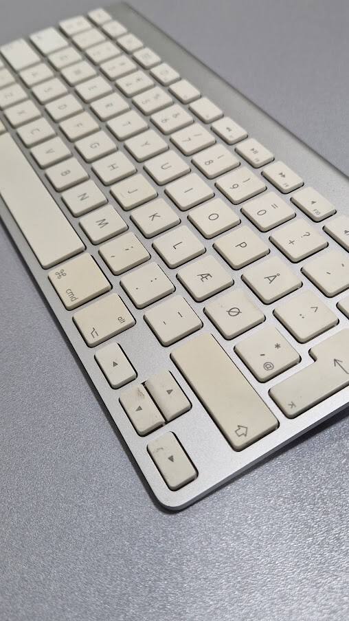 Apple A1255 Wireless Keyboard Rated 4.5V  Bluetooth Used  Working