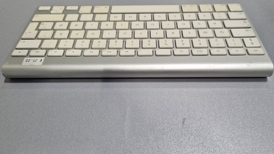 Apple A1255 Wireless Keyboard Rated 4.5V  Bluetooth Used  Working