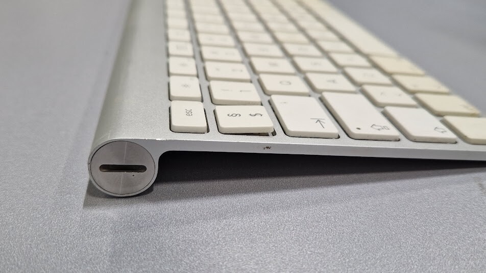 Apple A1255 Wireless Keyboard Rated 4.5V  Bluetooth Used  Working