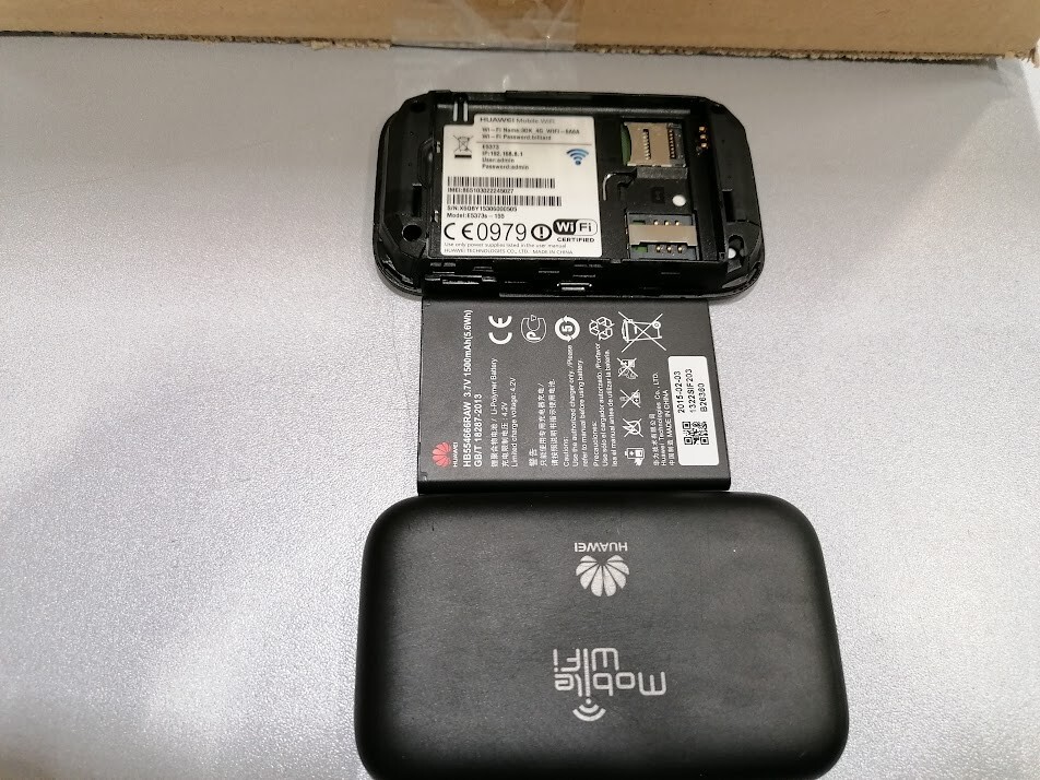 Huawei E5373s-155 Mobile WIFI Hotspot Router 4 G LTE  Black Used Working