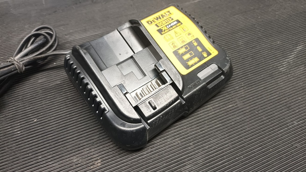 DeWalt DCB113 Battery Charger 10.8V-18V XR Li-ion - Used, Not Working, Parts