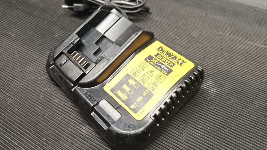 DeWalt DCB113 Battery Charger 10.8V-18V XR Li-ion - Used, Not Working, Parts