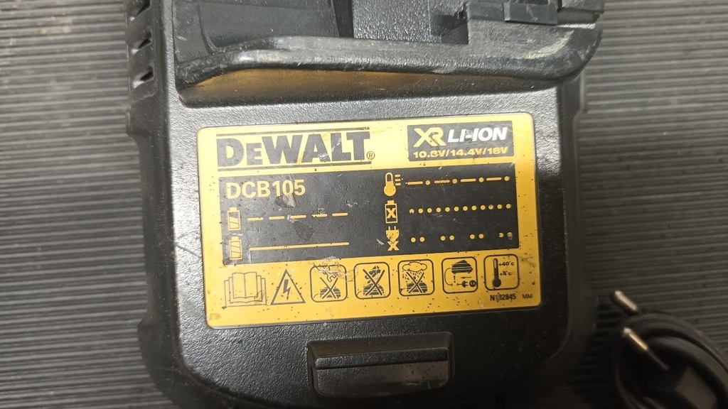 DeWalt DCB105 Battery Charger 10.8V/14.4V/18V XR Li-ion - Used, Not Working
