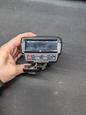 Olympus T 32  Speedlite  Flash  Black  - Untested BROKEN