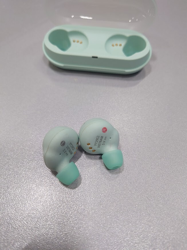 Sony YY2952 WF-C500 GREEN Bluetooth  Earbuds Not working For parts Without