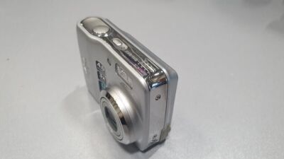 Cámara digital Nikon COOLPIX L4 4,0 MP plateada no funciona para piezas
