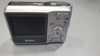 Cámara digital Nikon COOLPIX L4 4,0 MP plateada no funciona para piezas