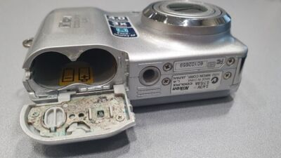 Cámara digital Nikon COOLPIX L4 4,0 MP plateada no funciona para piezas