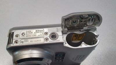 Cámara digital Nikon COOLPIX L4 4,0 MP plateada no funciona para piezas