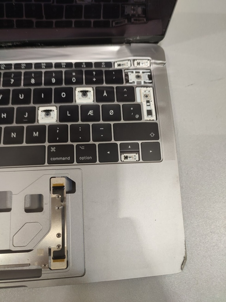 Apple MacBook Pro Broken Screen For Parts/Repair Not Working