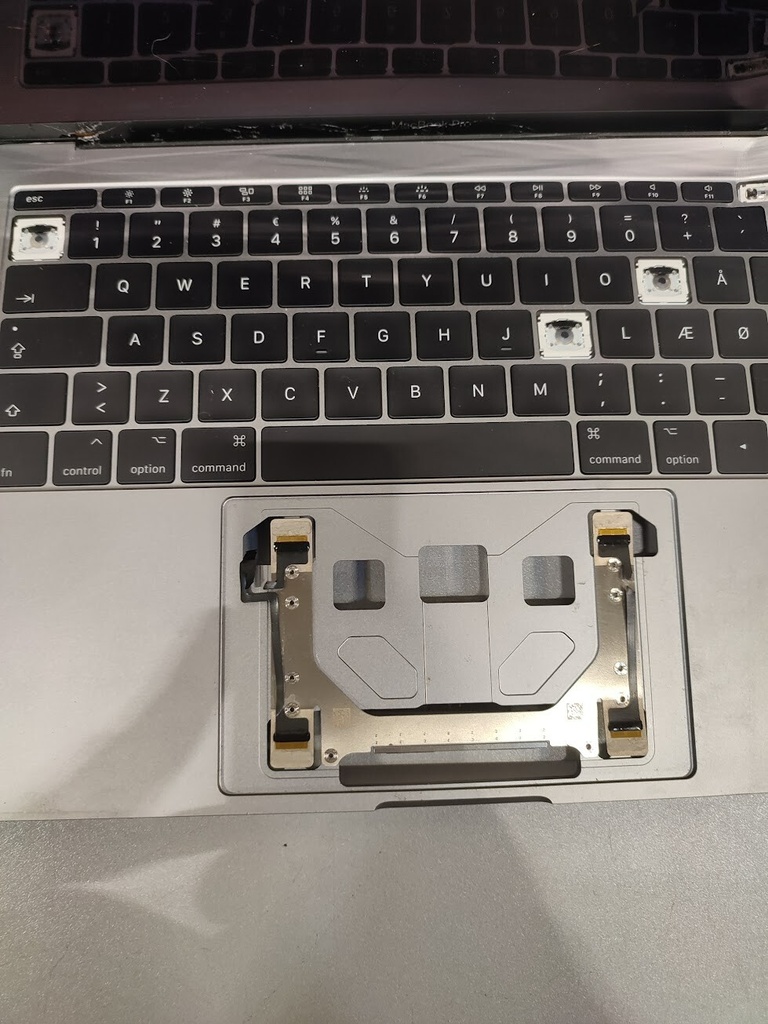 Apple MacBook Pro Broken Screen For Parts/Repair Not Working
