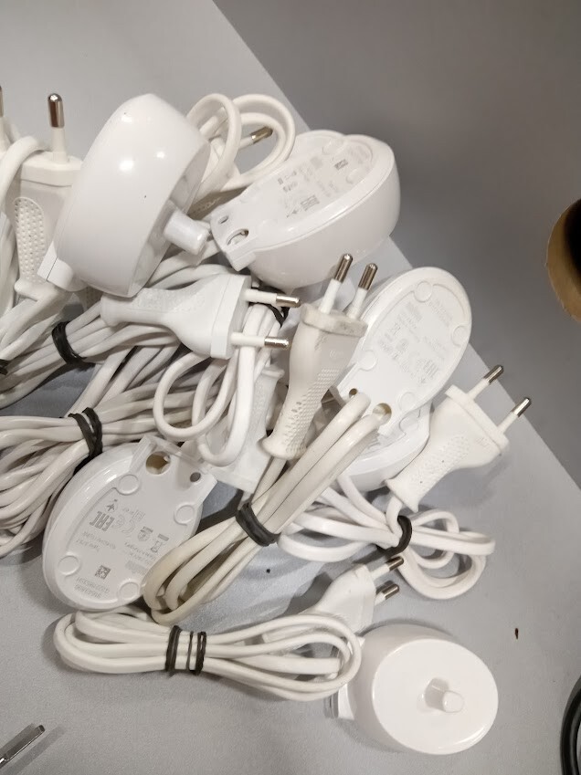 10 Stück Oral-B Zahnbürste Typ 3772 & Ladegerät Typ 3757 funktioniert nicht f...