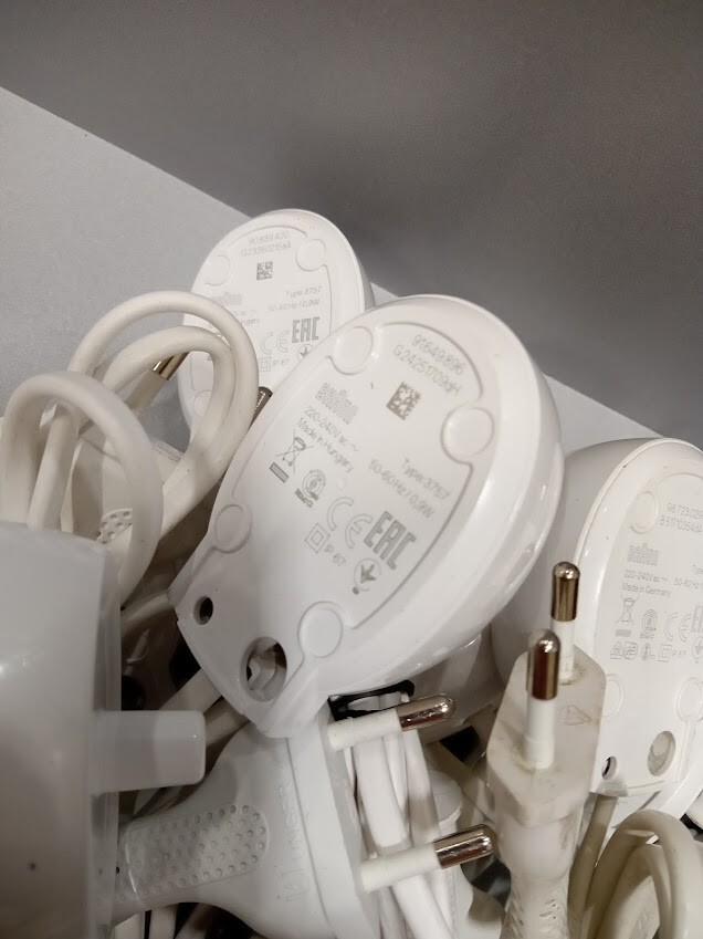 10 Stück Oral-B Zahnbürste Typ 3772 & Ladegerät Typ 3757 funktioniert nicht f...